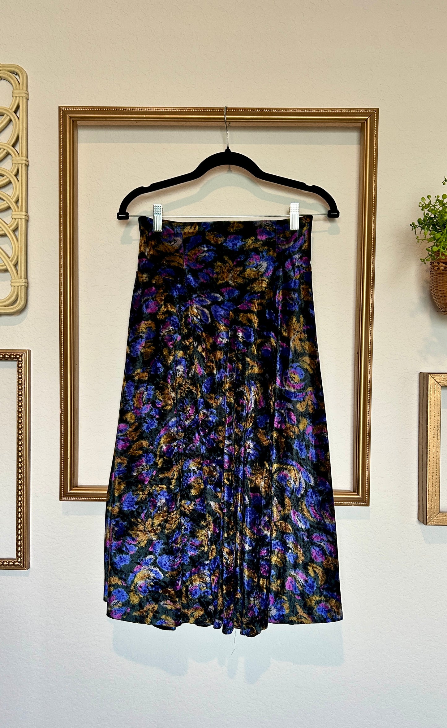 Gala Fashion Velvet Midi Skirt with Drop Waist (S/M)